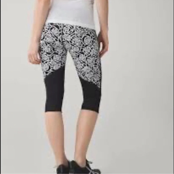Lululemon Real Quick Crop Posey Black White Floral w/ Mesh Size 4 - Picture 2 of 8
